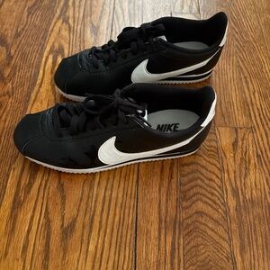 Nike Tennis Shoes